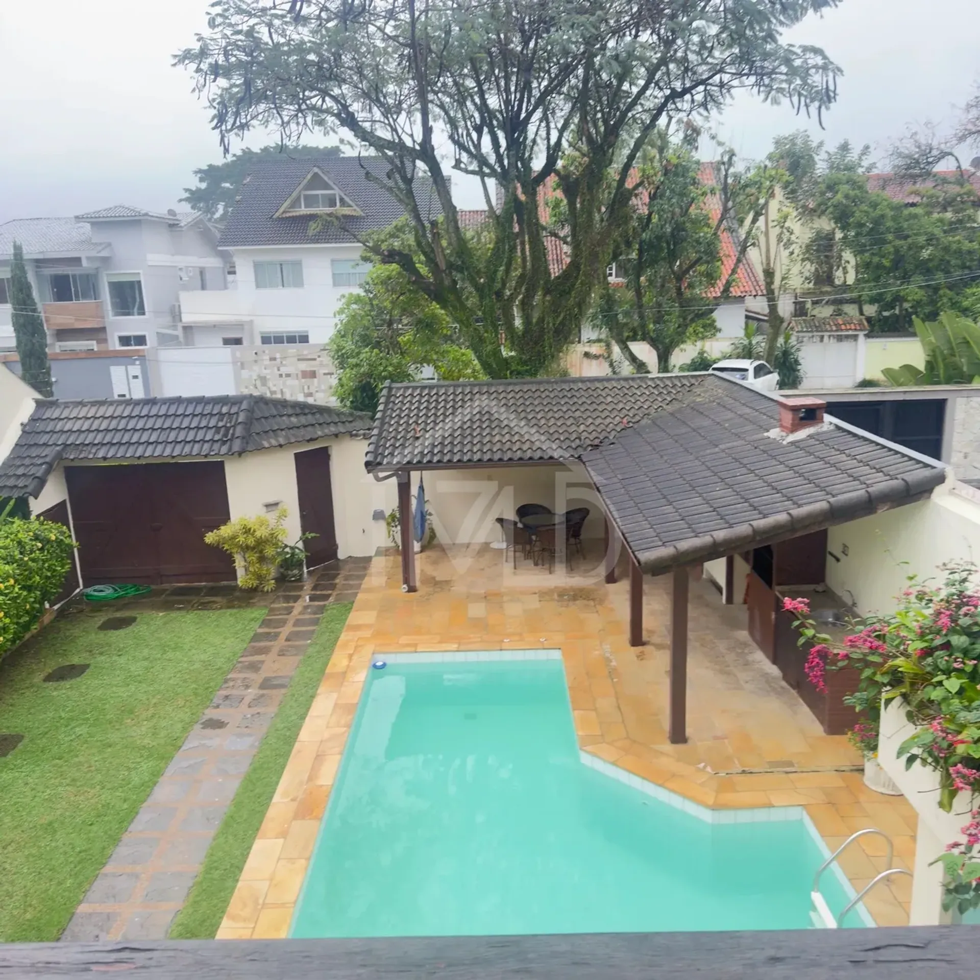 Furnished house, 250 m², with a walk-in closet — photo 37