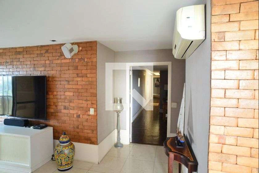 4-bedroom apartment with enclosed glass balcony — photo 16