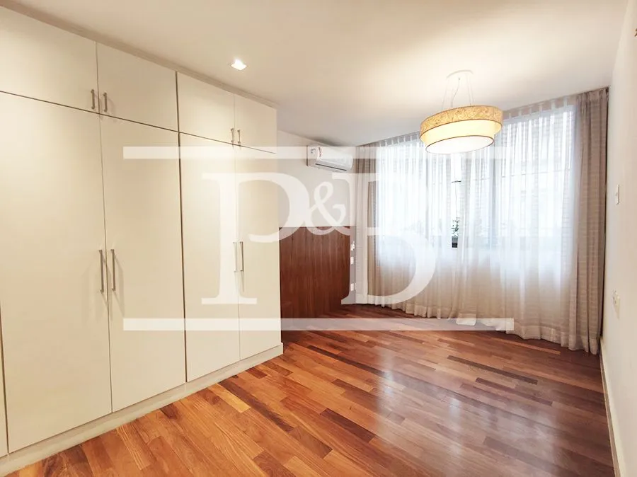 Rental apartment with 3 bedrooms and 261 m² — photo 12
