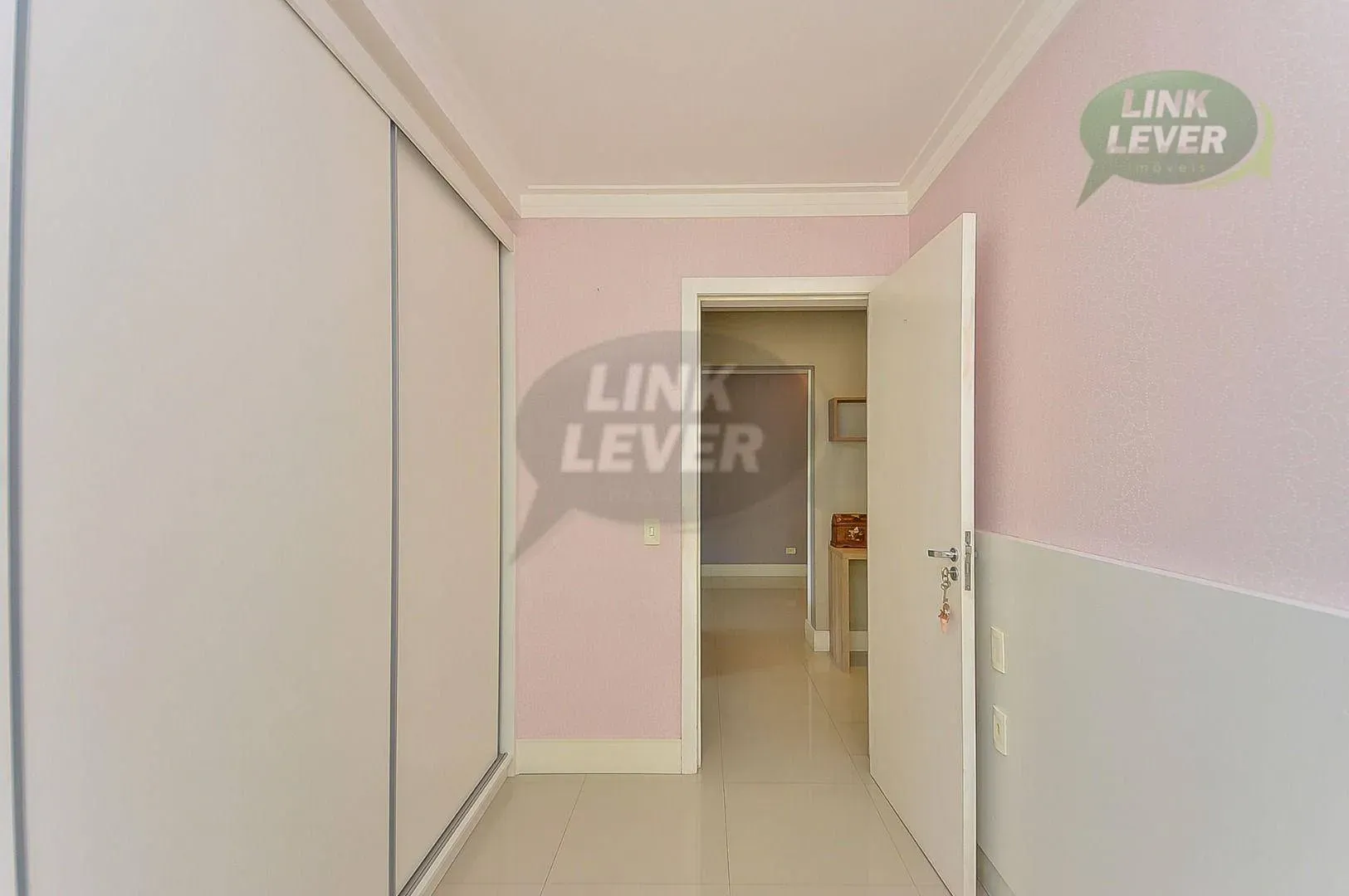 Balcony with a grill in a 3-bedroom apartment, 88 m² — photo 25