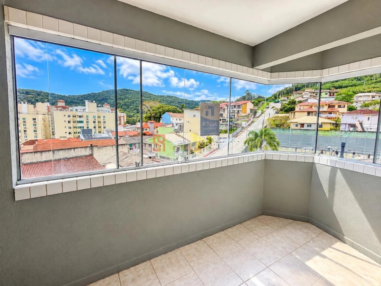 Glass-enclosed balcony in a 3-bedroom apartment, 92 m²
