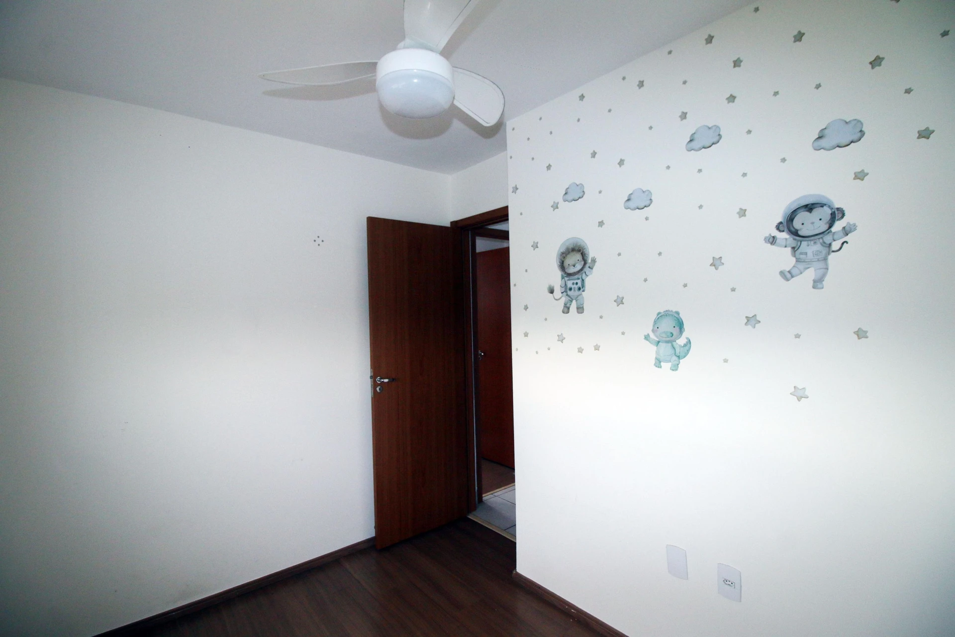 2-bedroom apartment with a mountain view — photo 34
