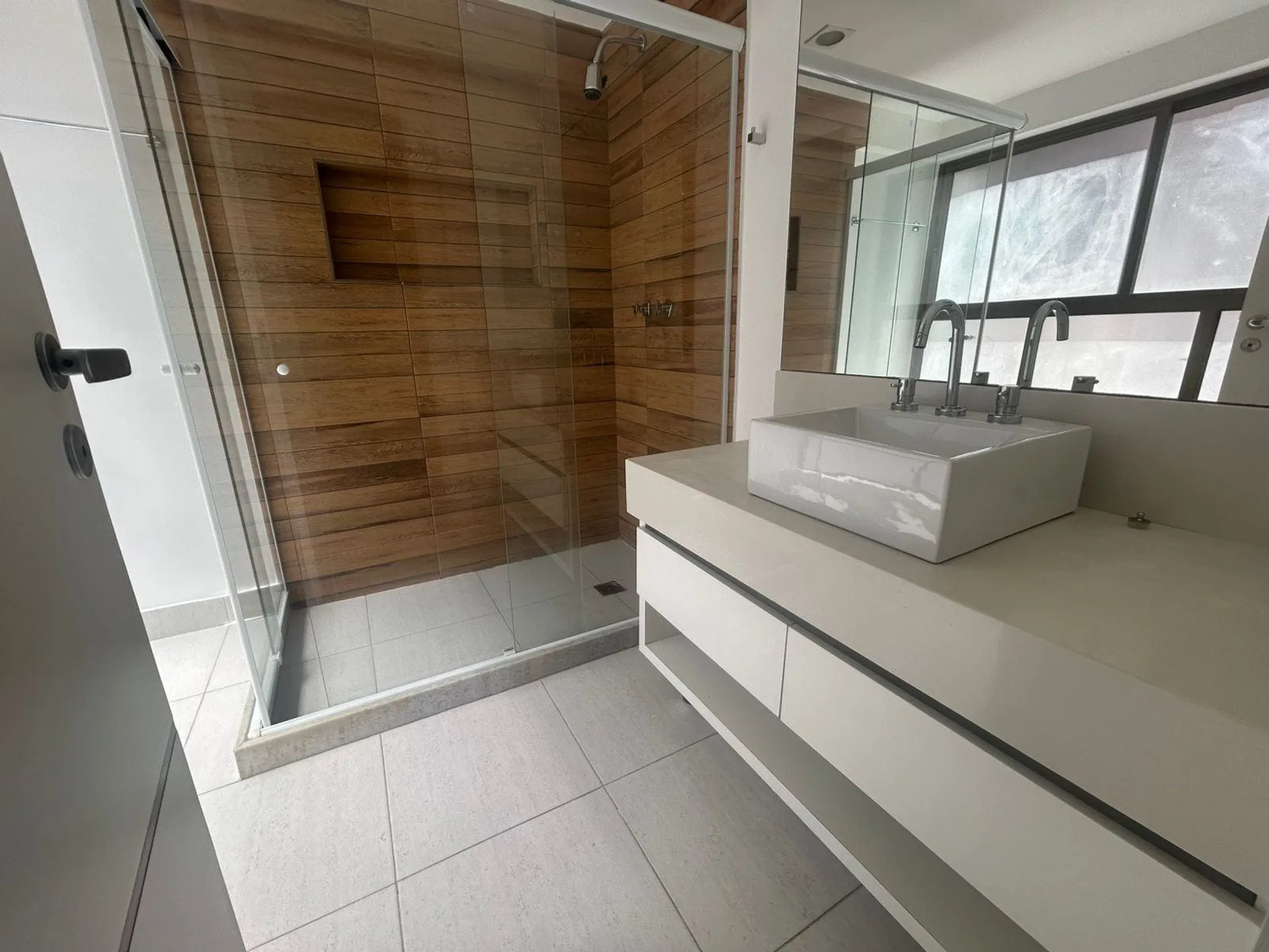 Apartment with 4 bedrooms and an enclosed balcony — photo 40