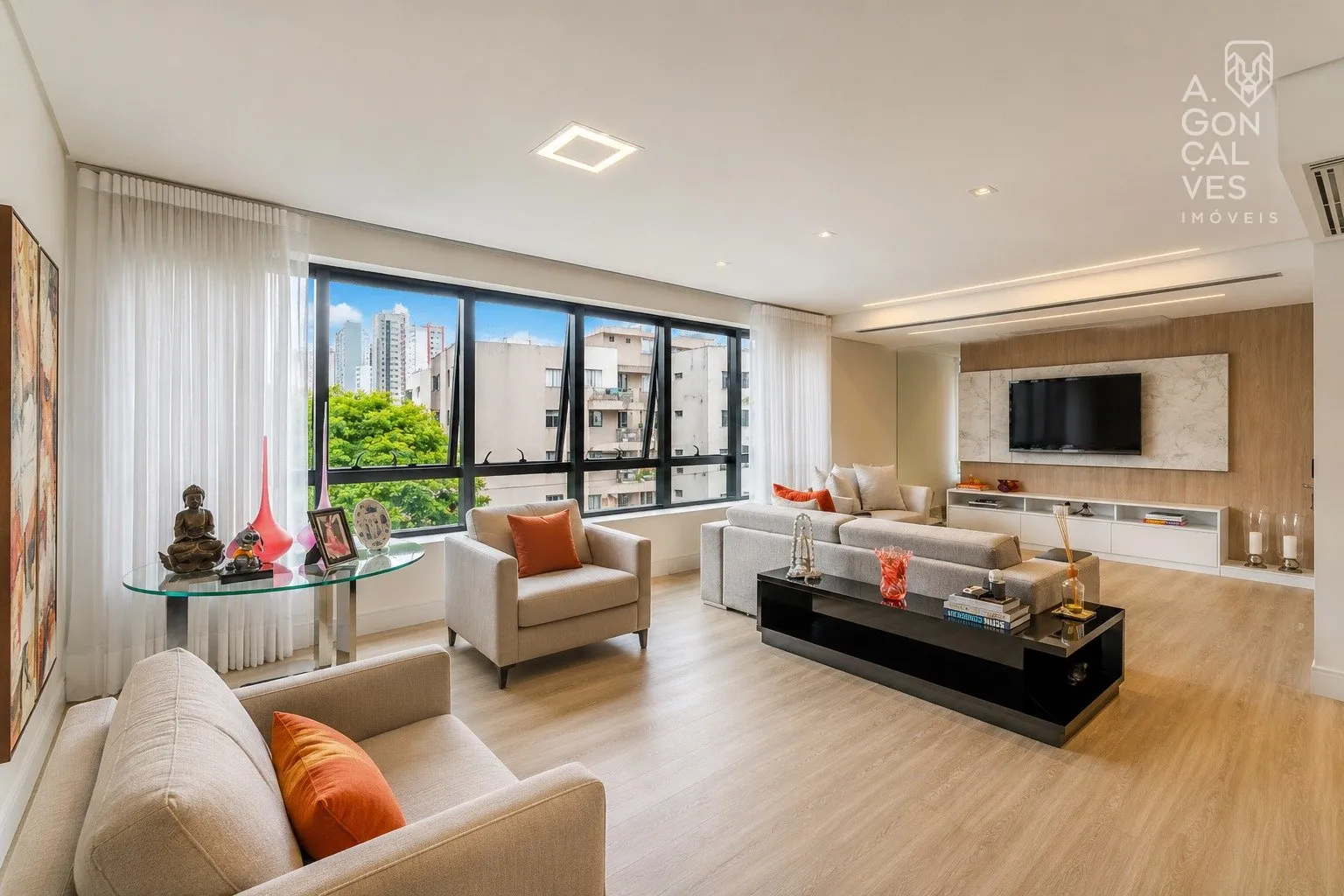 Furnished 223 m² apartment with 3 en-suites and 3 parking spots