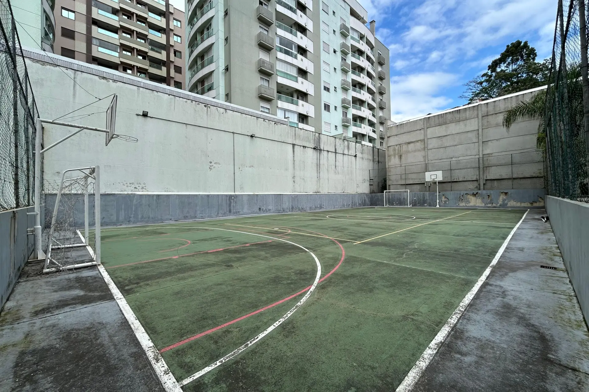 3-bedroom apartment in a building with a gym — photo 8
