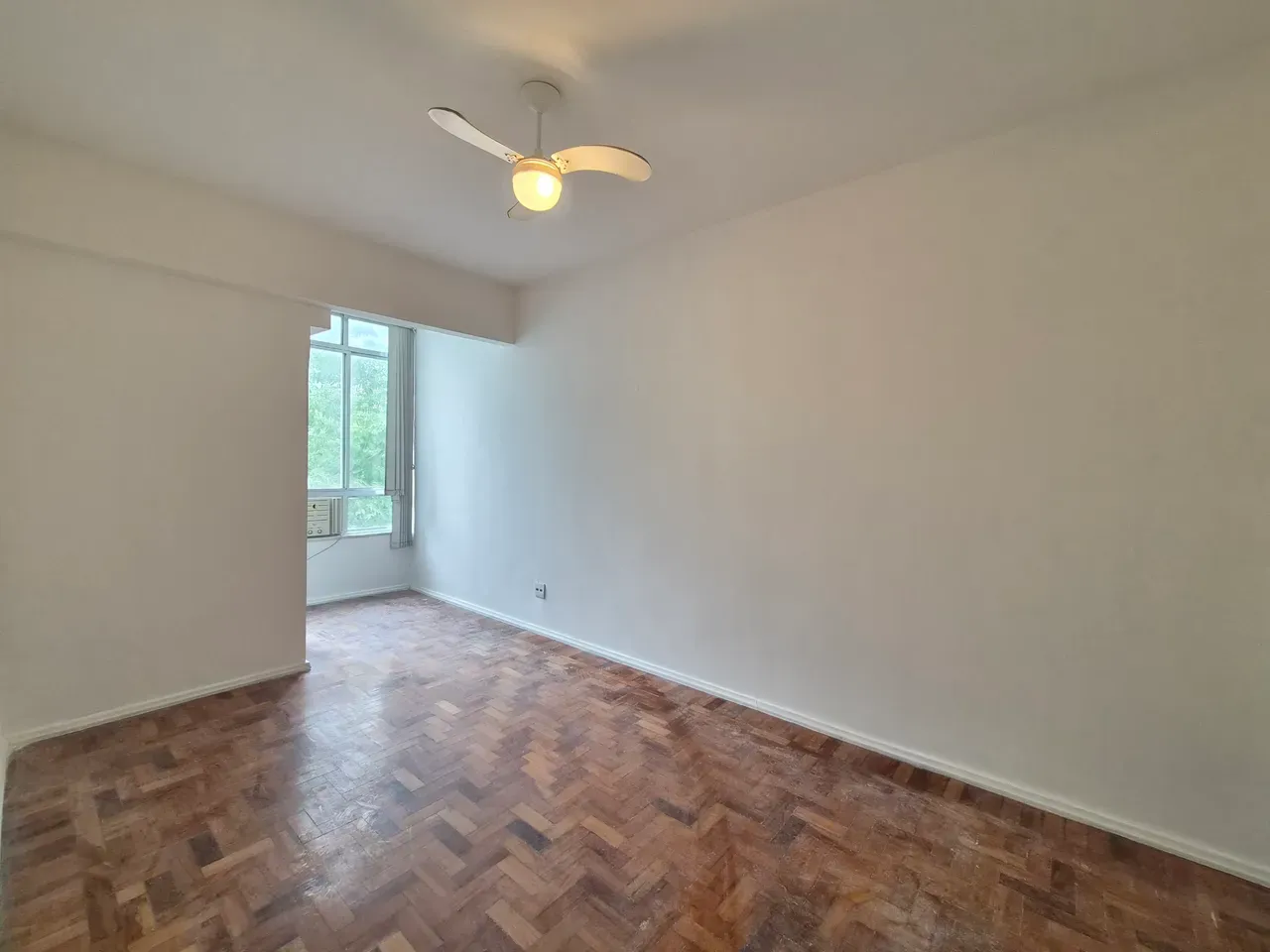 Wood or laminate floors in a 2-bedroom apartment, 65 m²
