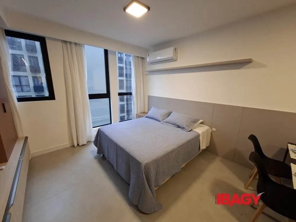 Furnished studio with a glass-enclosed balcony — photo 3