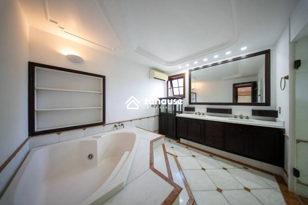 Casa de 5 quartos com janelas do piso ao teto — photo 39