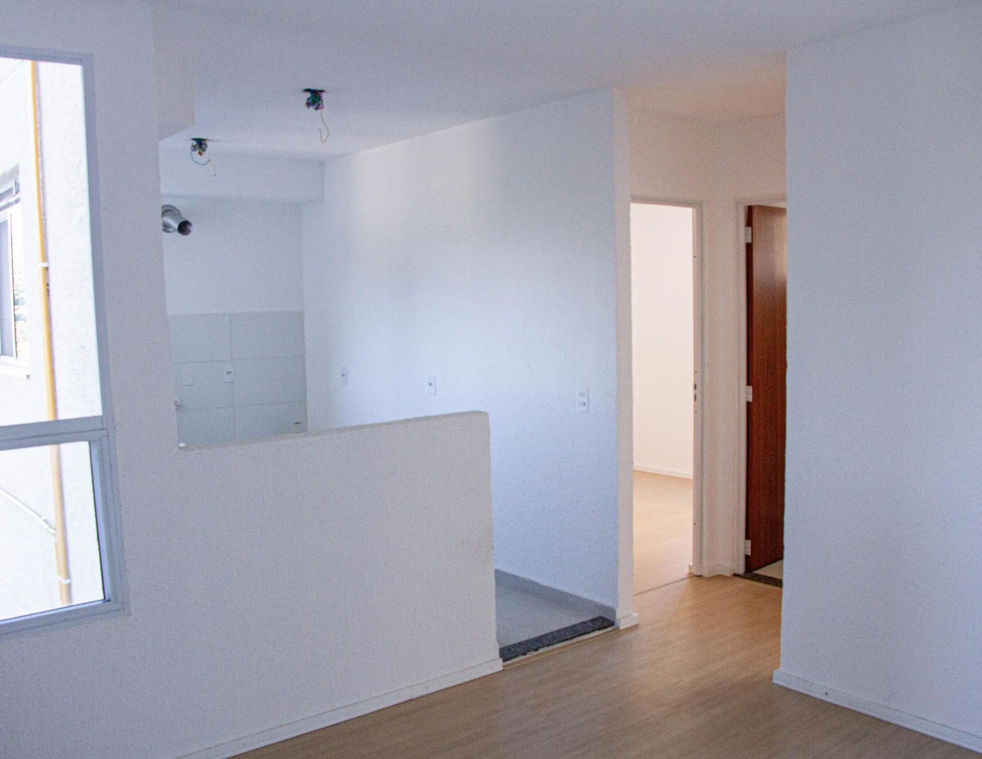 Apartamento com 2 quartos e cozinha compacta