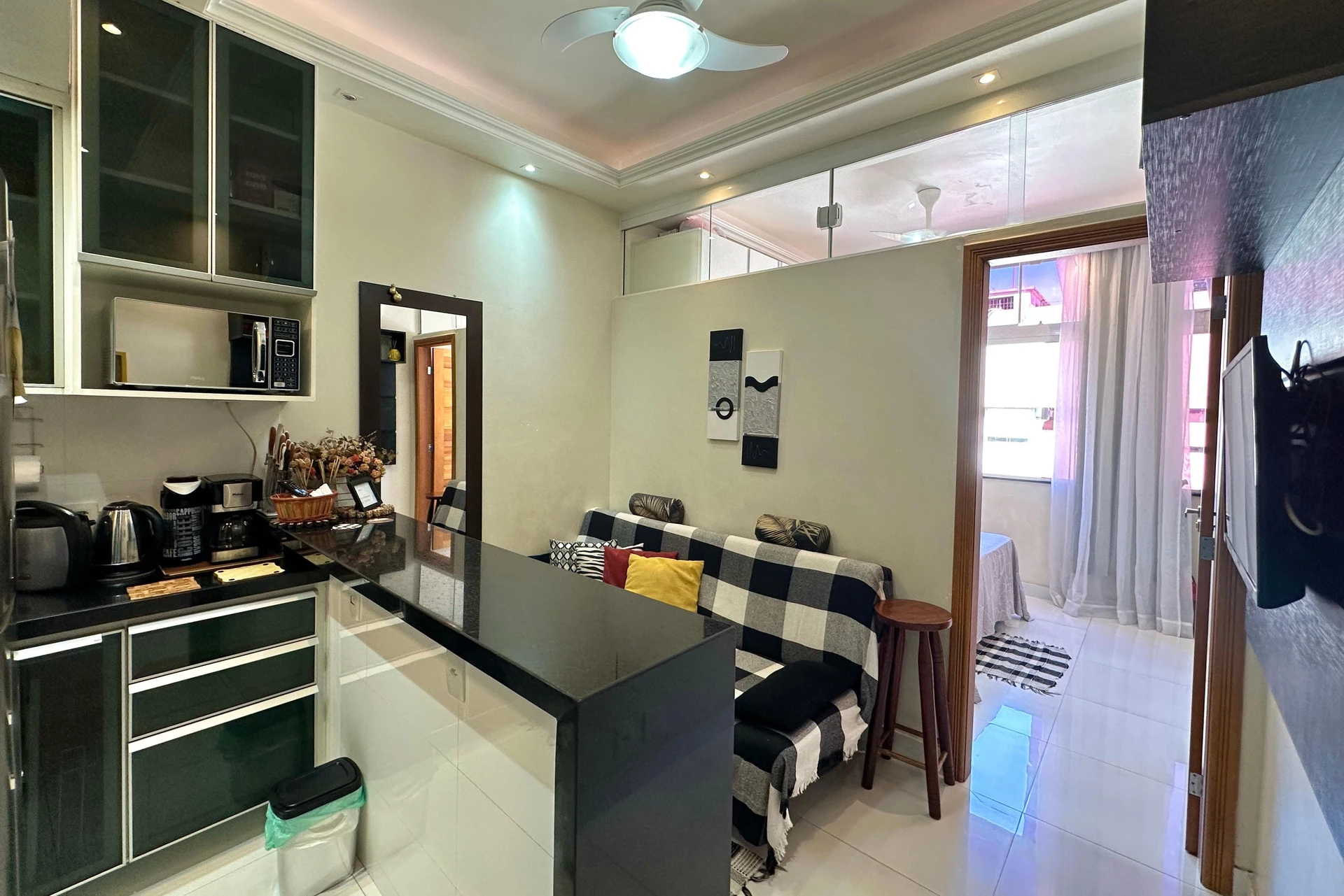 Apartamento mobiliado de 1 quarto, com cozinha aberta e pets