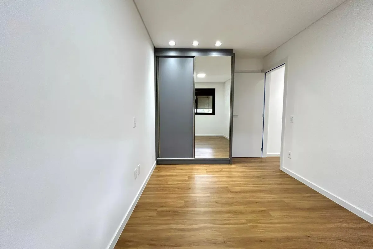 2-bedroom apartment with integrated kitchen and balcony — photo 13
