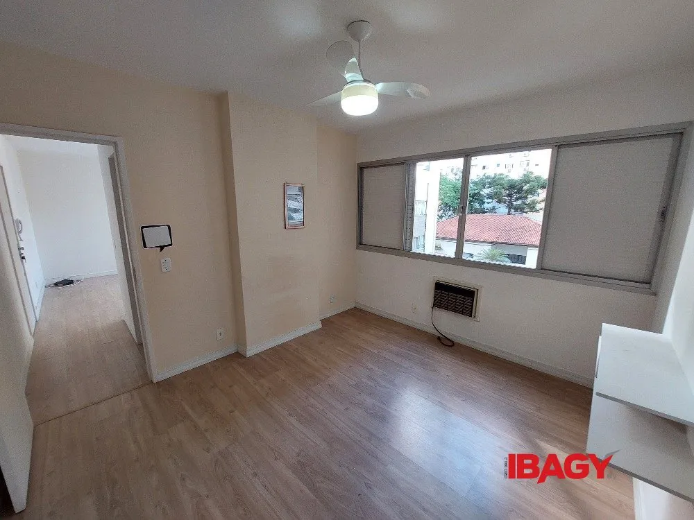 Apartamento de 1 dormitorio con cocina cerrada y plaza — photo 3