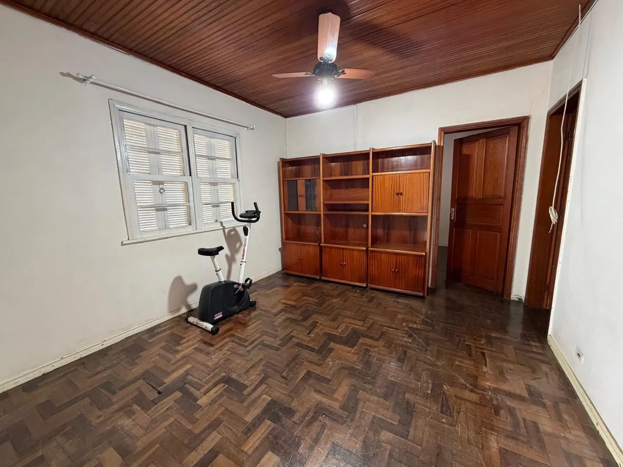 2-bedroom house with wood or laminate floors