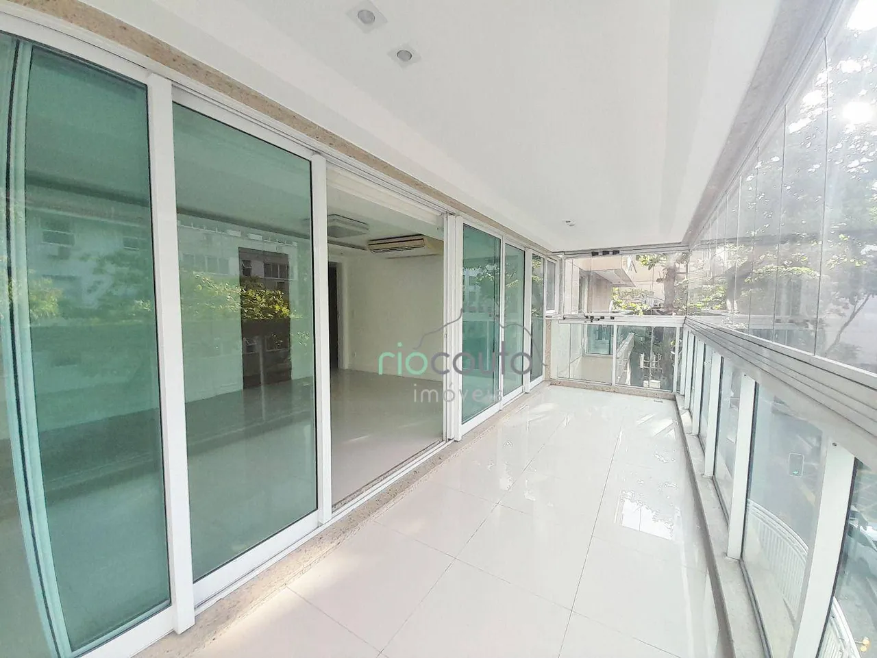 Apartamento de 4 dormitórios com 5 banheiros e área 198 m² — photo 9