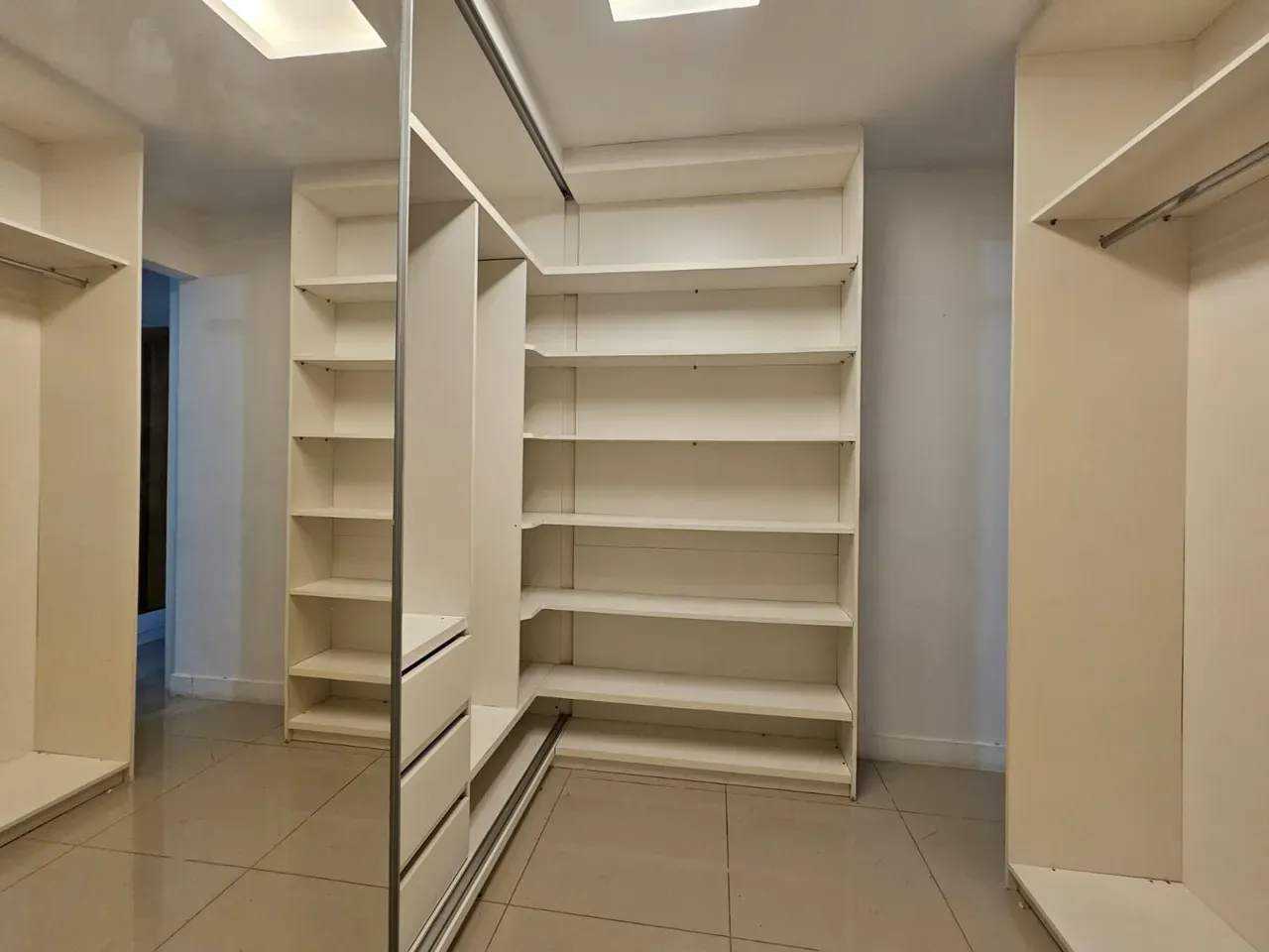 Apartment with separate gas kitchen and 4 bathrooms — photo 17