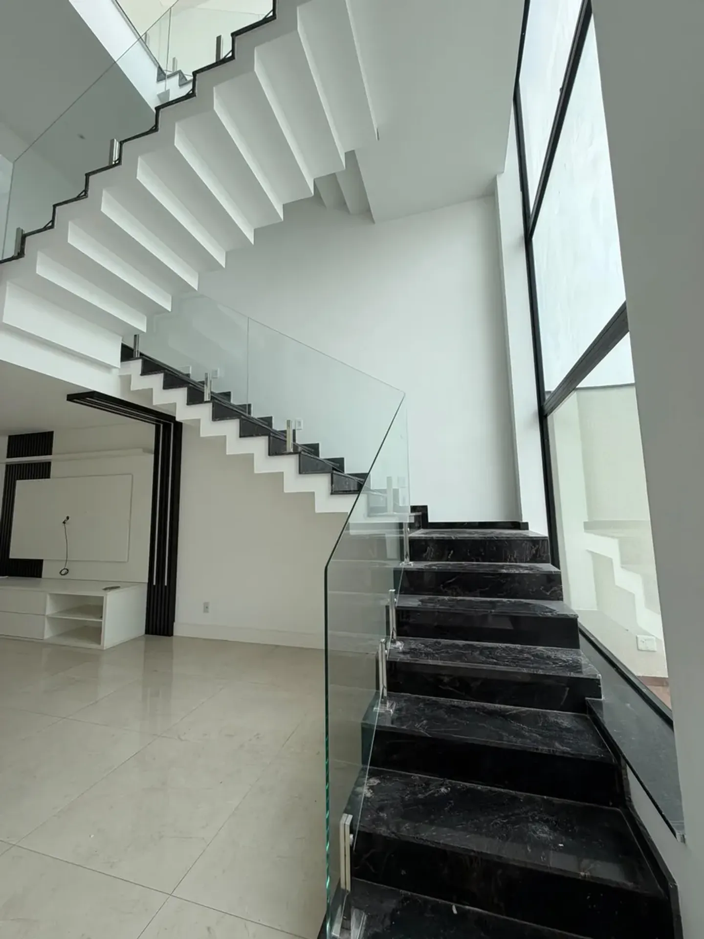House, 370 m², with floor-to-ceiling windows — photo 5