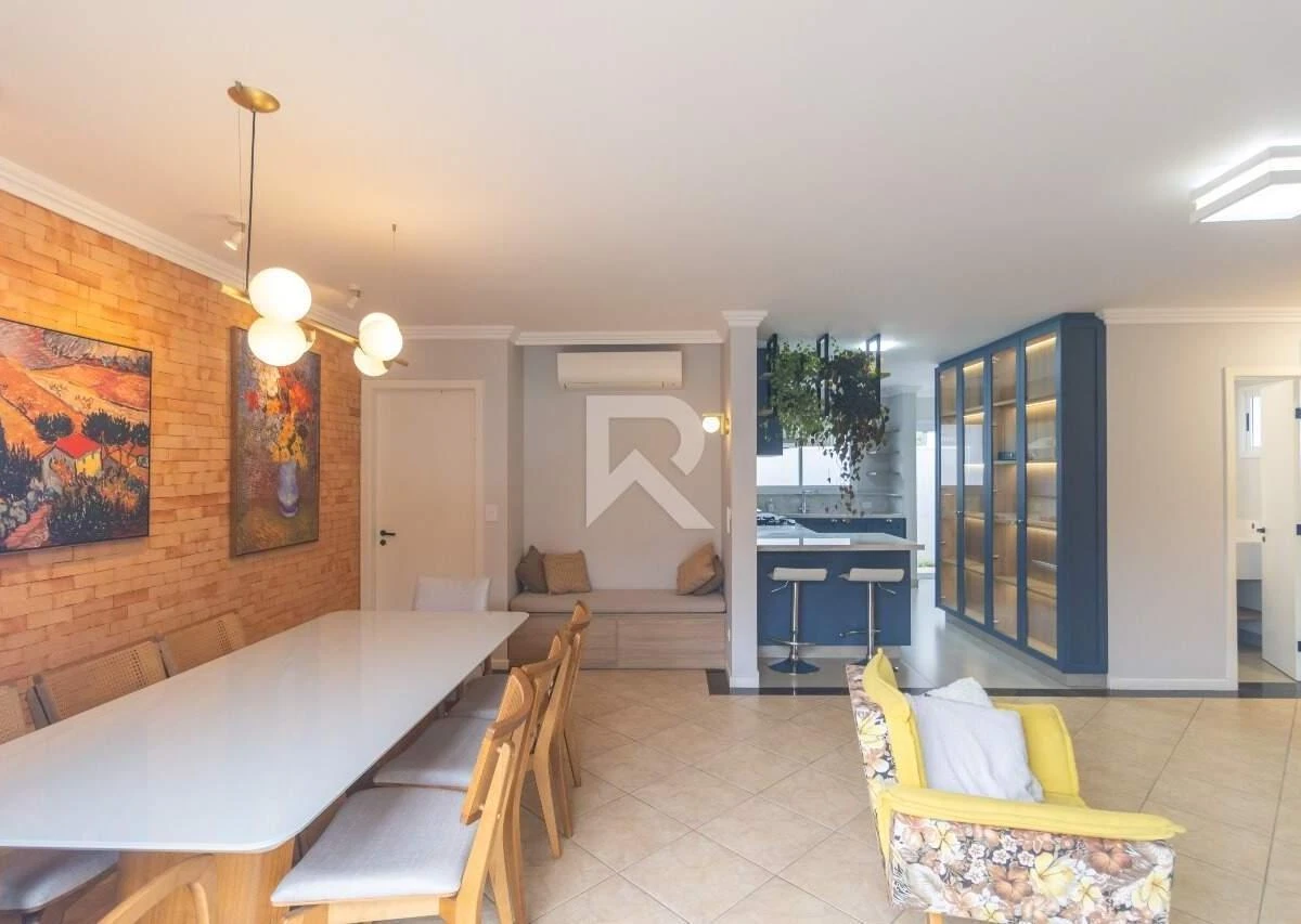 4-bedroom house with a bathtub in Curitiba — photo 2