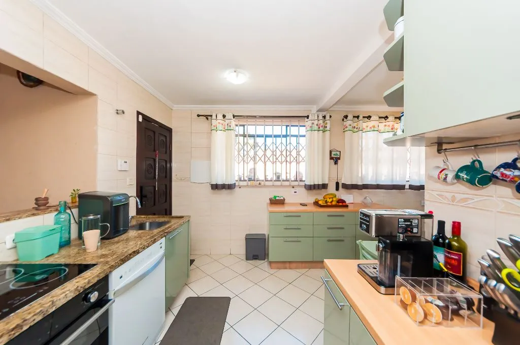 3-bedroom house with a bathtub in Curitiba — photo 21