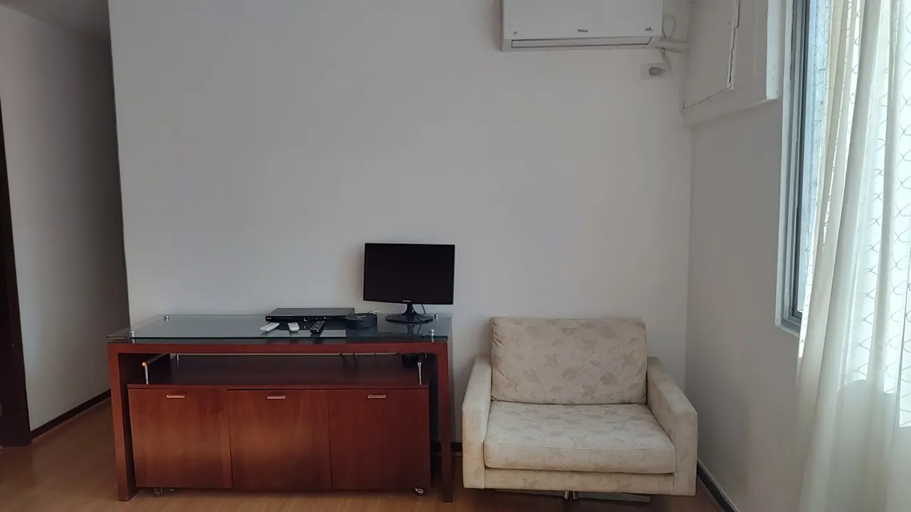3-bedroom rental apartment with enclosed glass balcony — photo 19