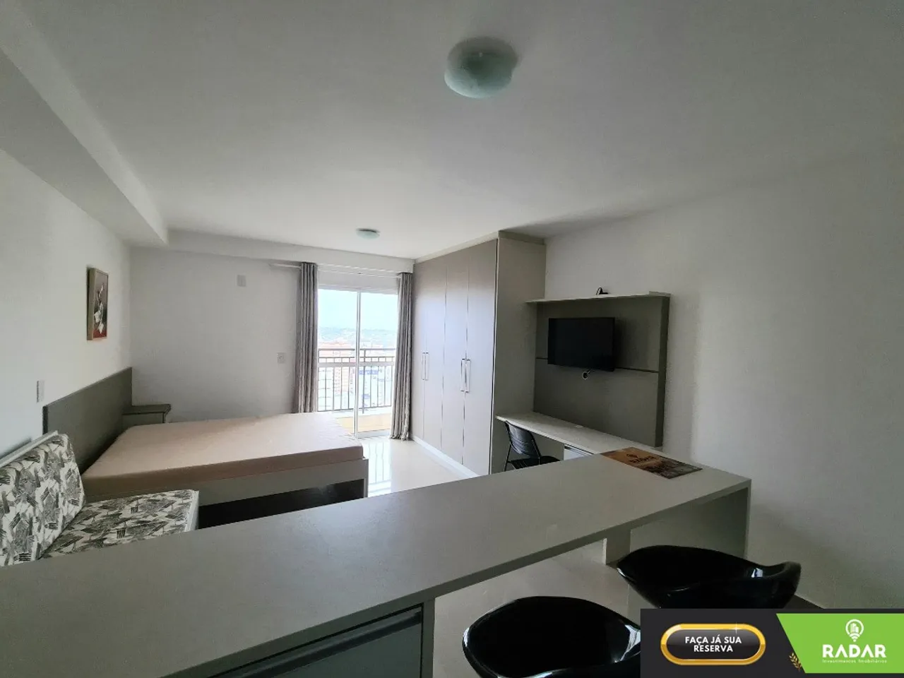 Furnished 1-bedroom apartment with open-plan kitchen — photo 6