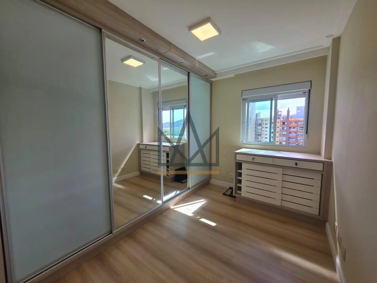 Квартира с 2 спальнями, suite и балконом, 77 м² — photo 11