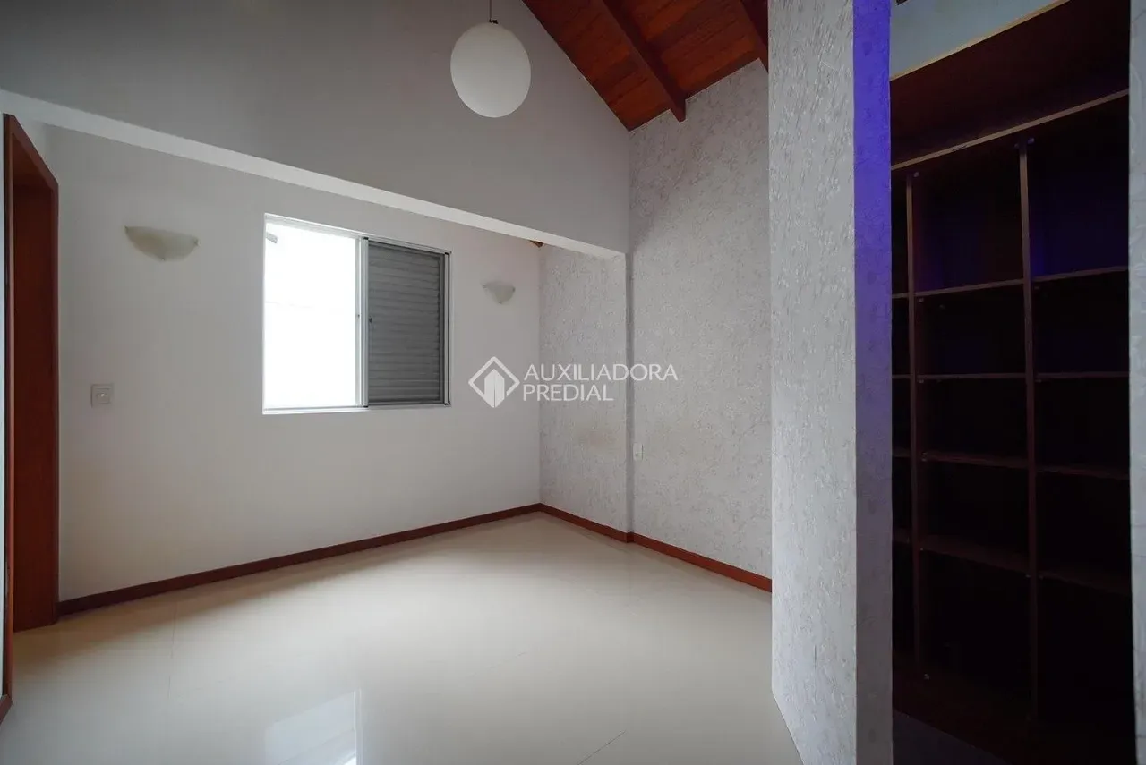 Walk-in closet in a 3-bedroom house, 140 m² — photo 21