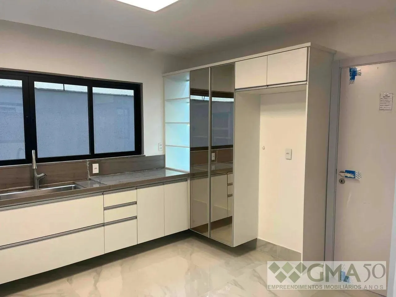 Unfurnished house with open-plan kitchen and 3 parking spots — photo 18