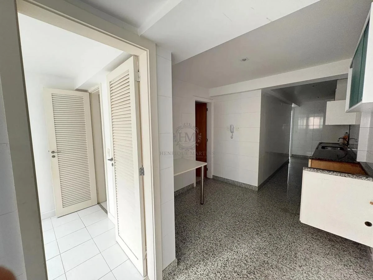 4-bedroom apartment with enclosed glass balcony — photo 26