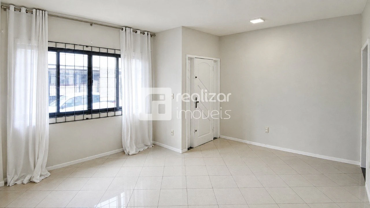 Casa com 3 quartos e jardim privativo