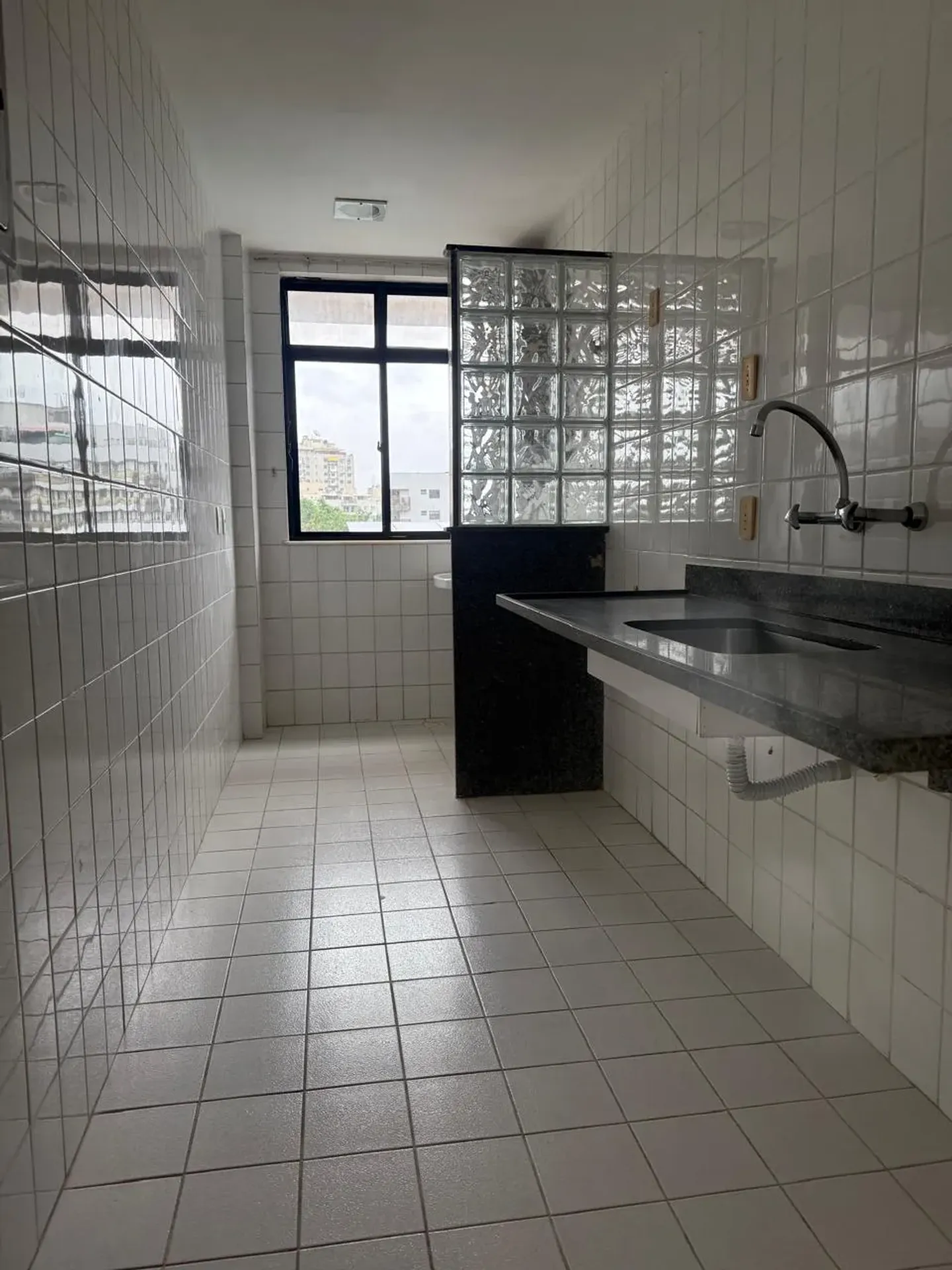 2-bedroom apartment in a building with a gym — photo 2