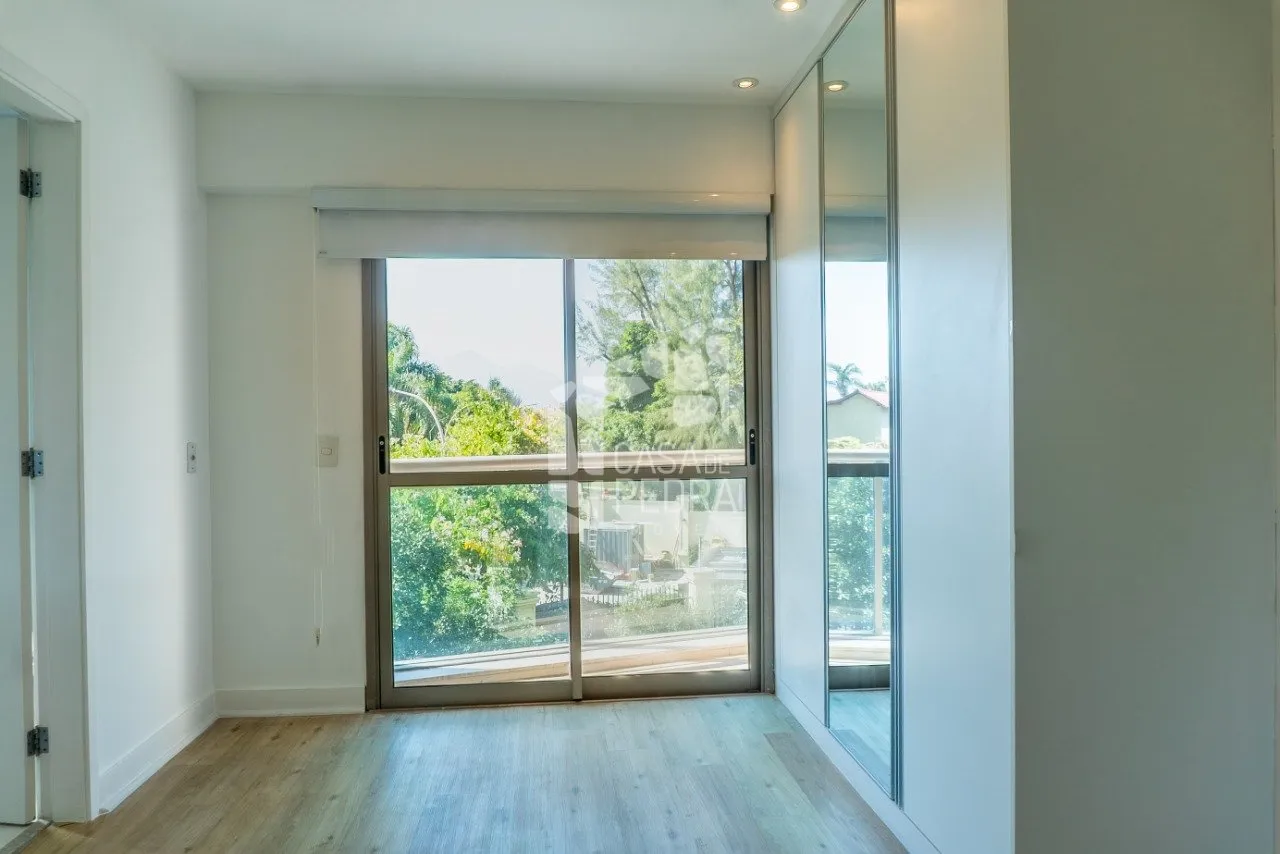 4-bedroom apartment with enclosed glass balcony — photo 20
