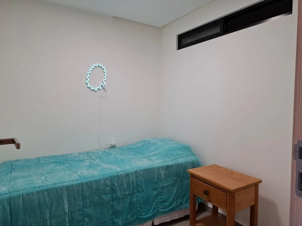 Furnished 2-bedroom apartment with suite and balcony — photo 19