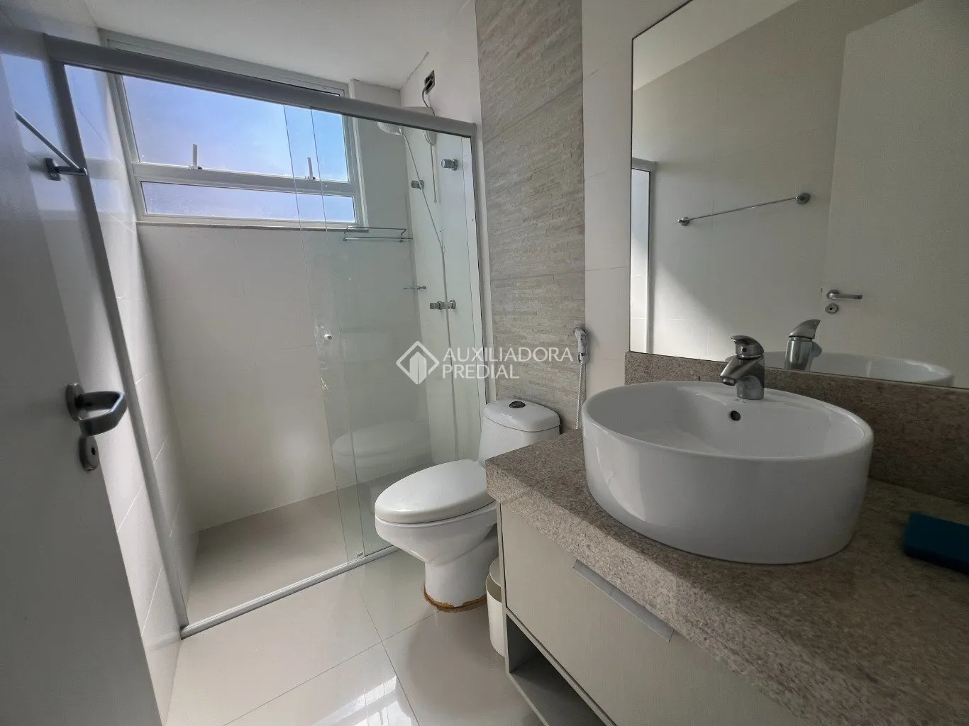 Floor-to-ceiling windows in a 3-bedroom house, 220 m² — photo 11