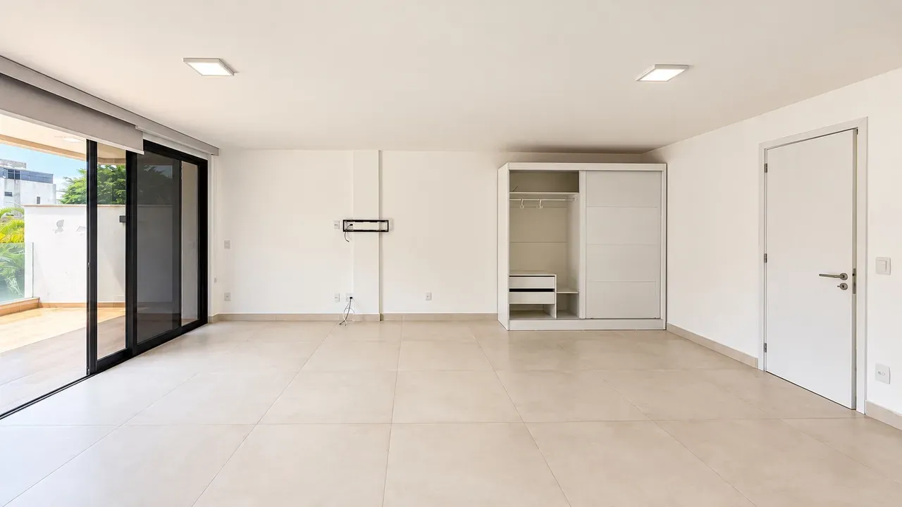 House, 360 m², with floor-to-ceiling windows — photo 24