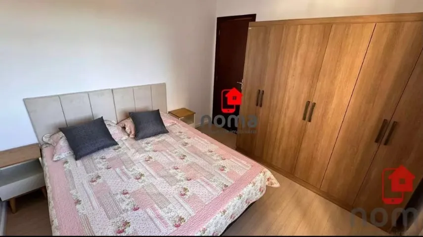 One-bedroom apartment with wood or laminate floors — photo 3