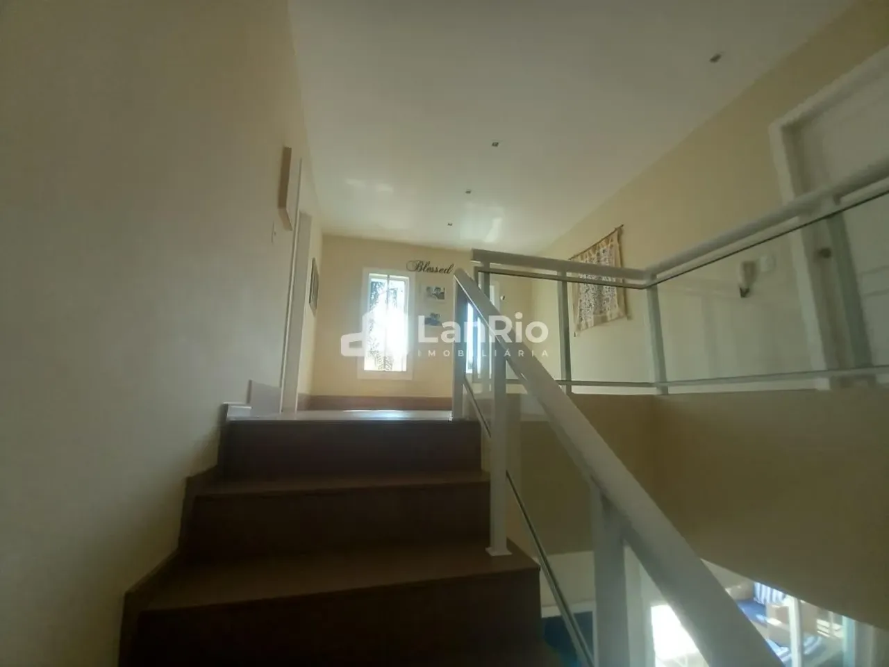 Casa com 4 quartos e 5 banheiros e cozinha integrada