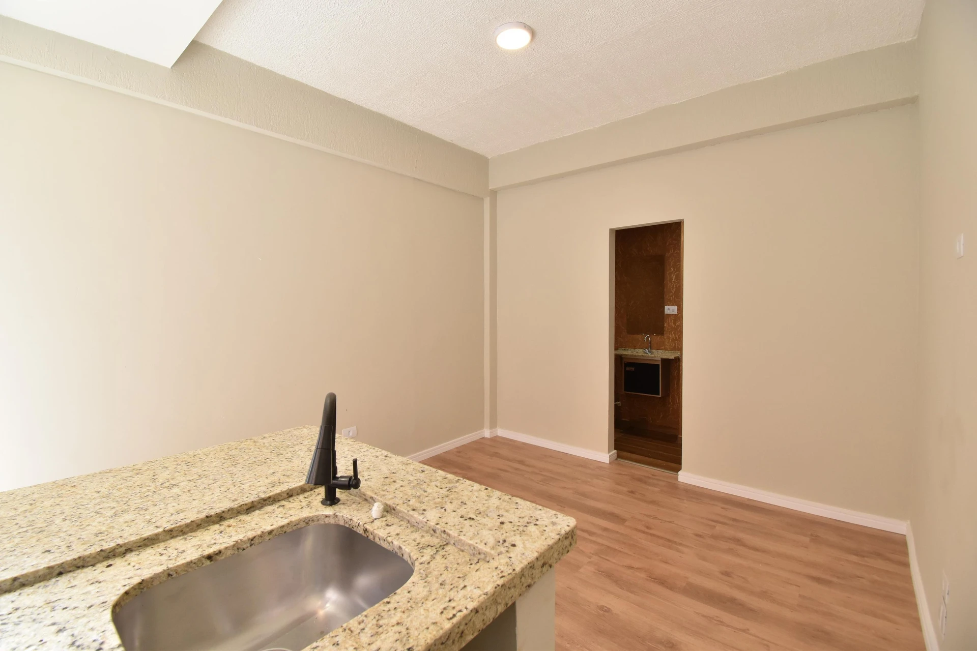 Studio, 38 m², with wood or laminate floors — photo 4