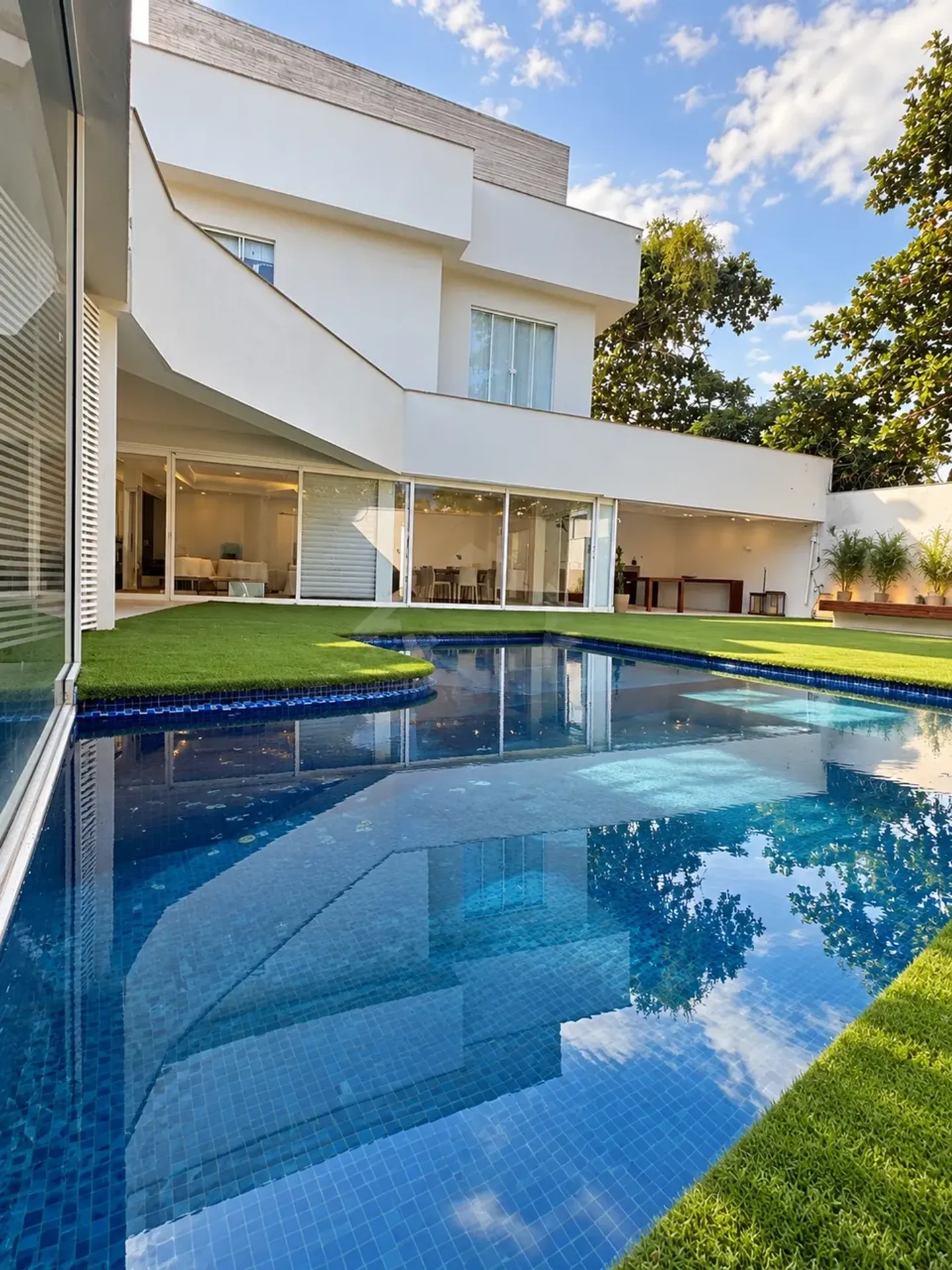 Casa mobiliada com 4 suítes e cozinha em conceito aberto