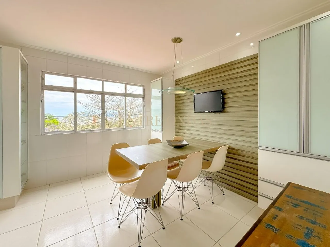 4-bedroom house with a home office — photo 2