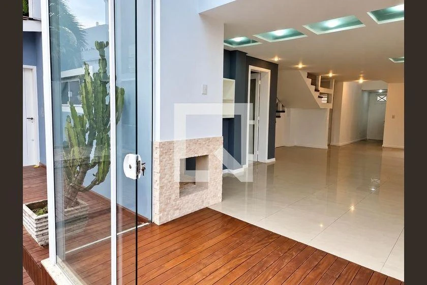 House, 207 m², with floor-to-ceiling windows