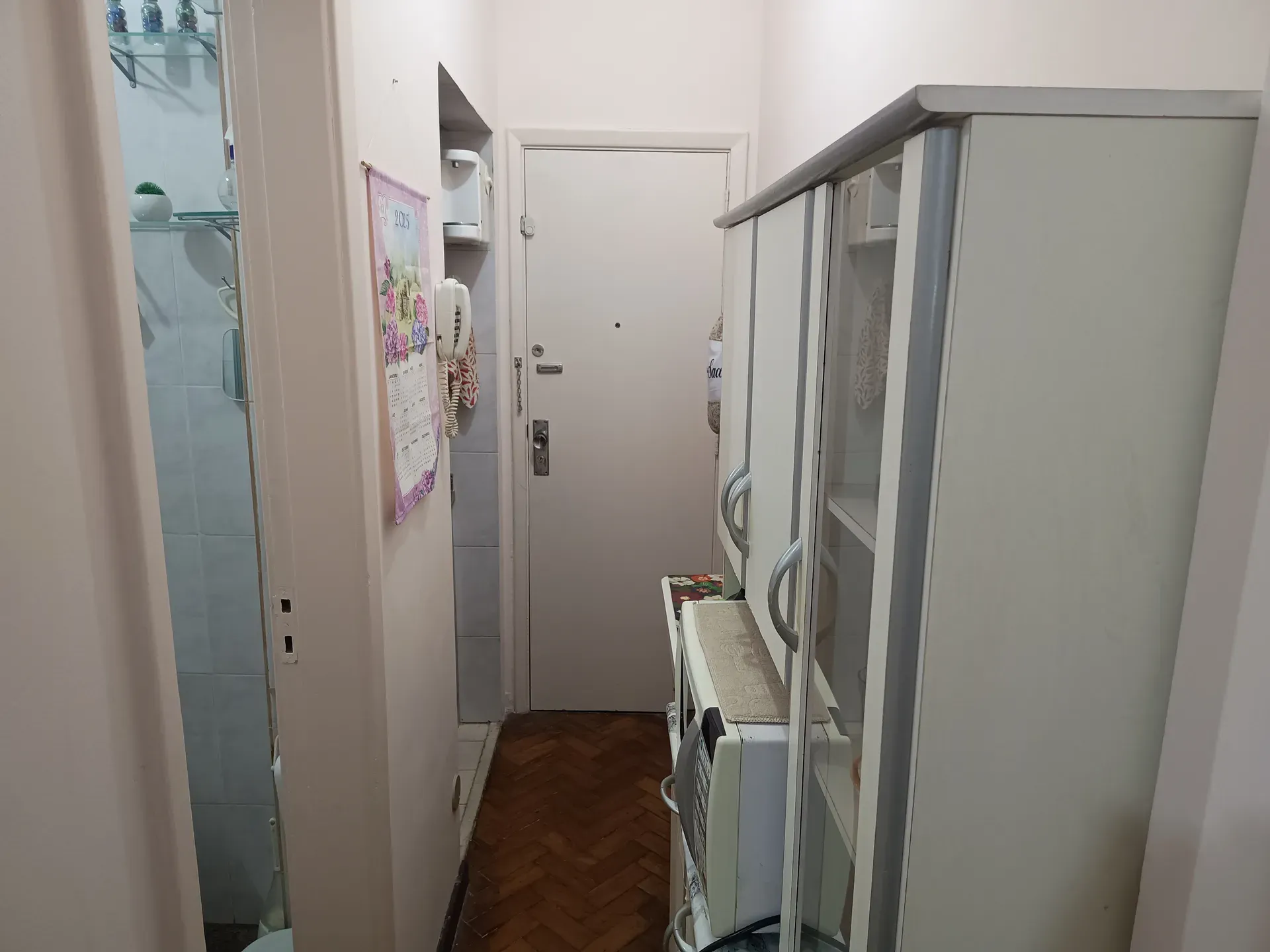 Balcony with a grill in a one-bedroom apartment, 30 m² — photo 31