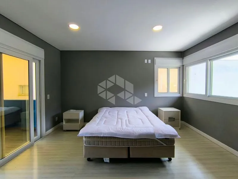 4-bedroom house with floor-to-ceiling windows