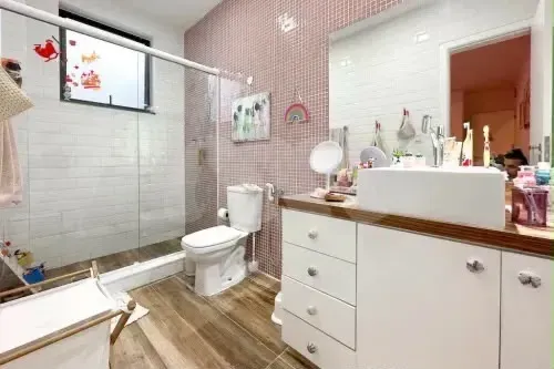 Furnished house with 5 bedrooms and an open-plan kitchen — photo 17