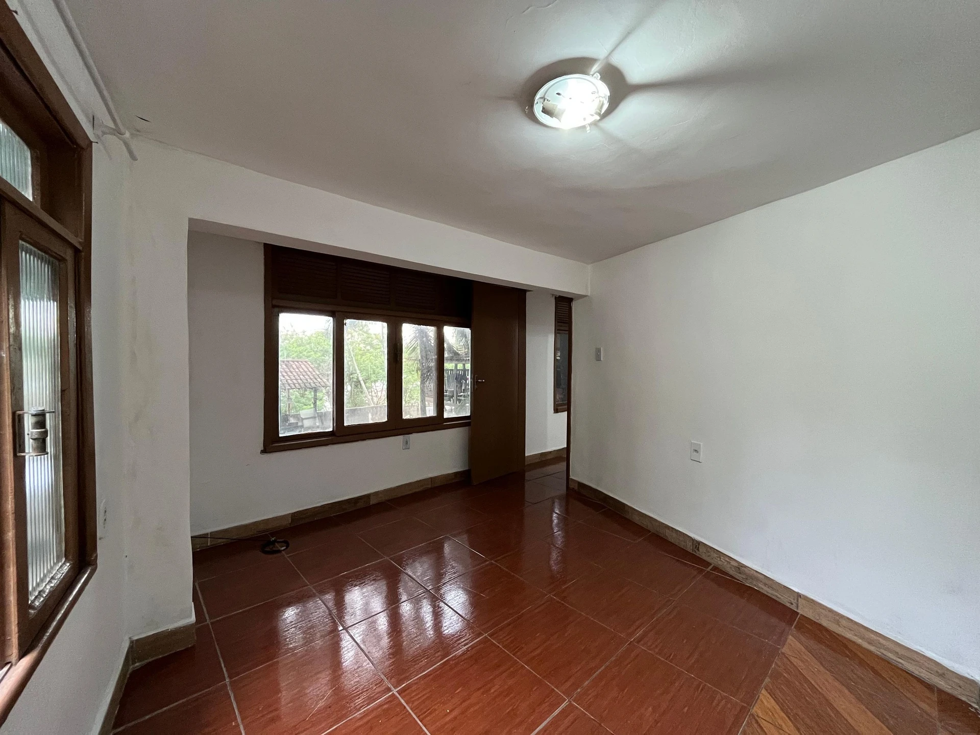 Casa de 1 quarto com cozinha compacta e área de serviço — photo 4