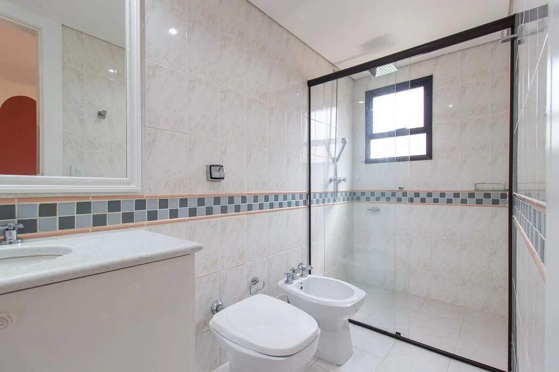 3-bedroom apartment with a bathtub in Curitiba — photo 52