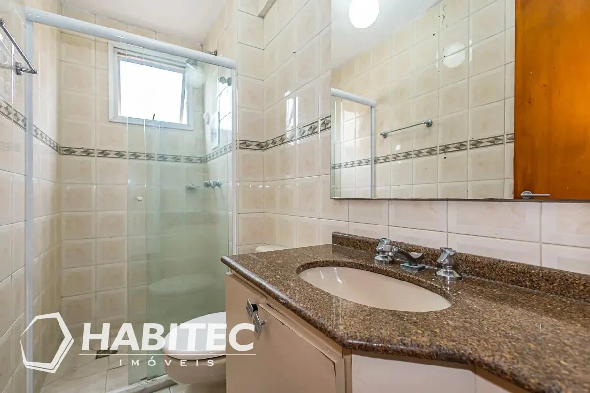 Wood or laminate floors in a 3-bedroom apartment, 102 m²