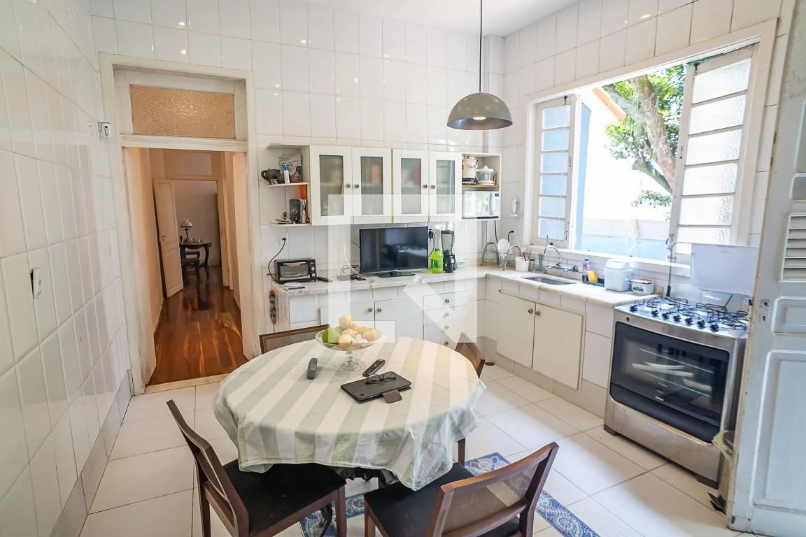 Furnished house, 300 m², with floor-to-ceiling windows — photo 7