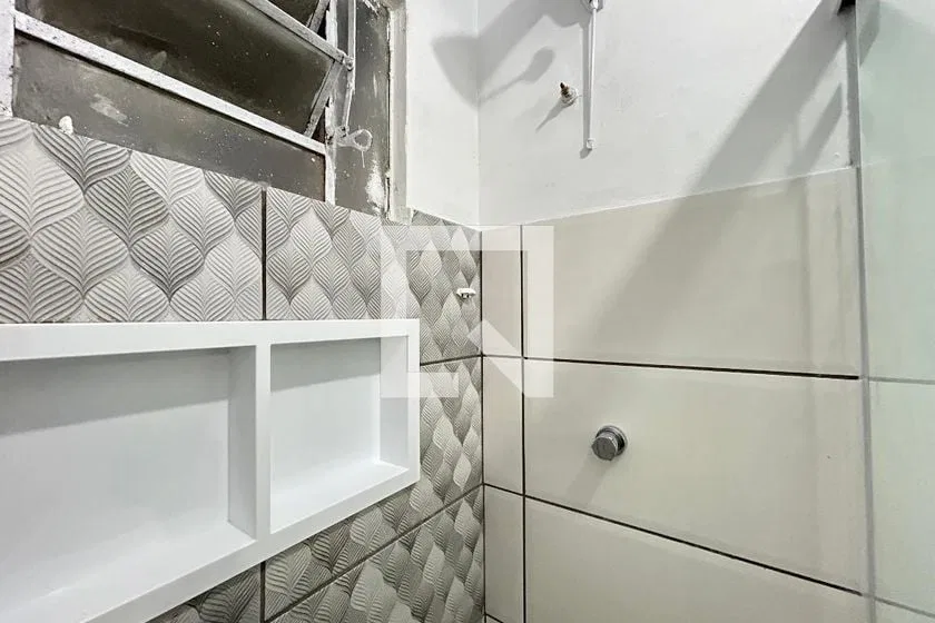 1-bedroom apartment with a glass-enclosed shower — photo 9
