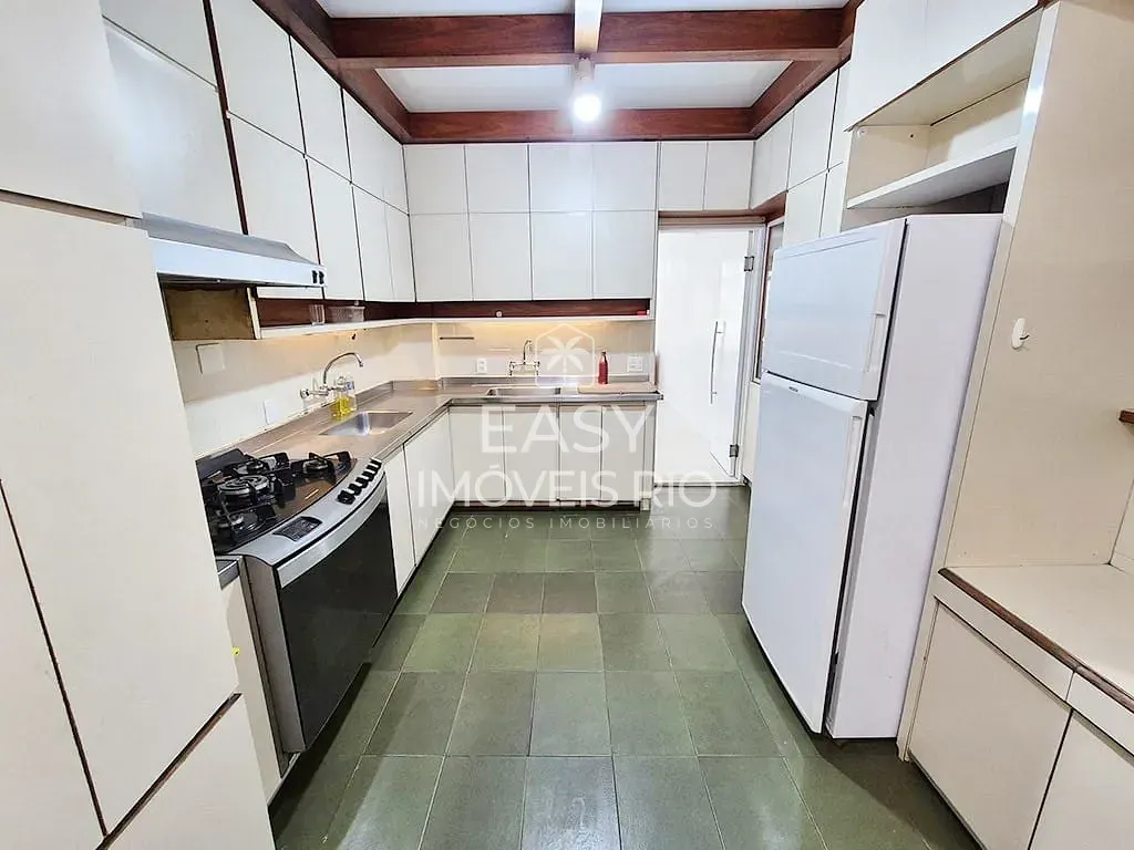 Apartamento sin amueblar con 4 dormitorios y balcón de vidrio — photo 28
