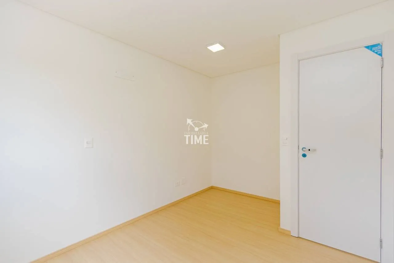 Balcony with a grill in a 3-bedroom apartment, 107 m² — photo 27